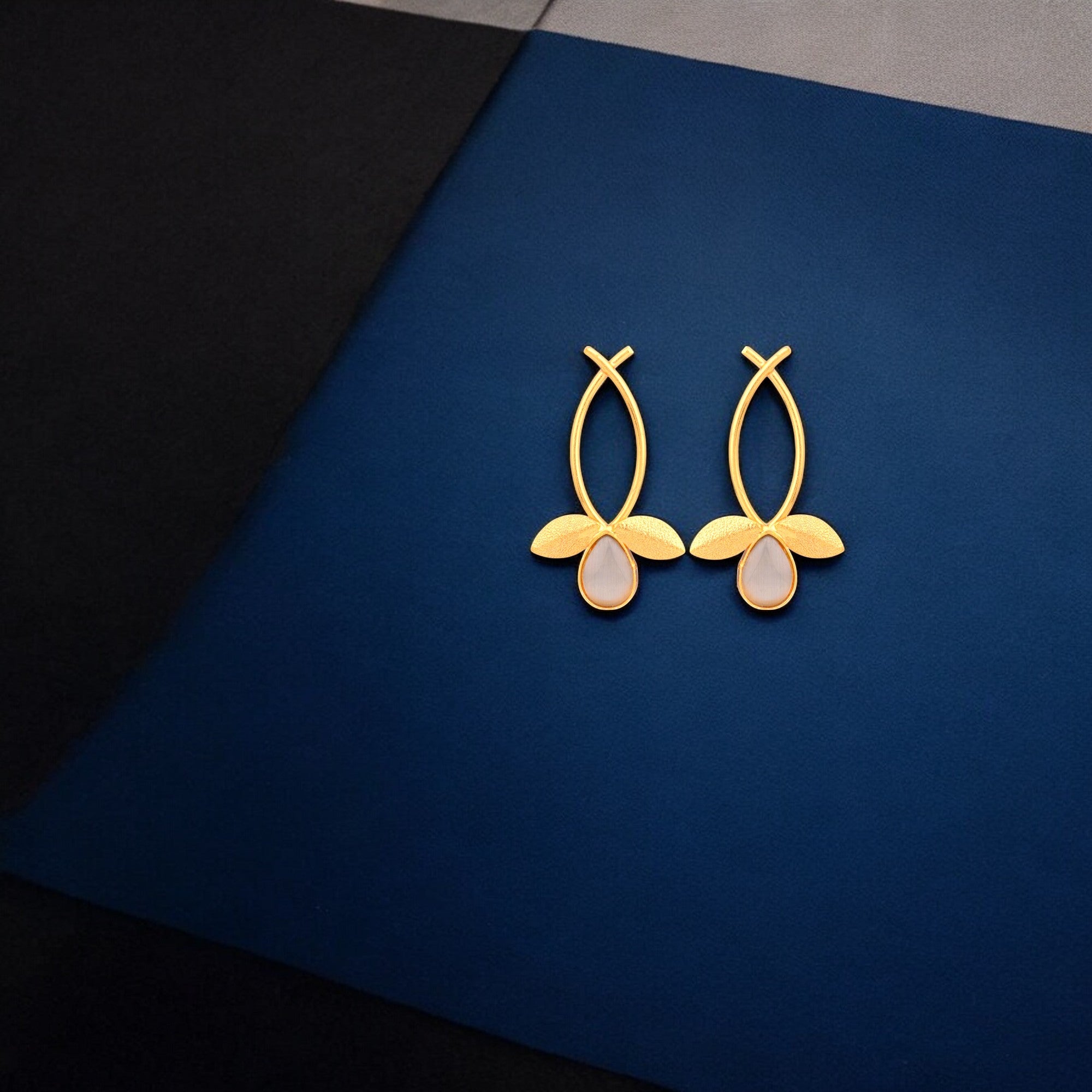 Lustrous Leaflets (light grey)